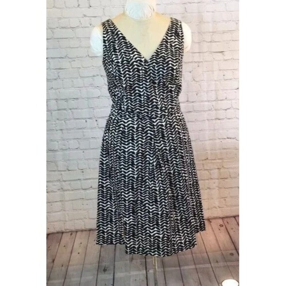 East 5th Dress Black & White Print Sleeveless Double V-Neck & Back Size 14